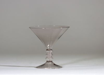 Rare verre sur pied en verre soufflé incolore, la coupe évas… - Photo 1