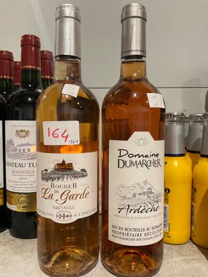 plusieurs bouteilles de vin sont alignées sur un comptoir