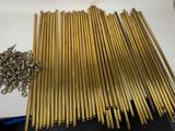 un tas de tiges métalliques dorées posées sur une table