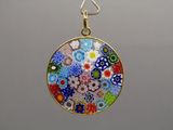 un gros plan d'un pendentif en verre orné de fleurs