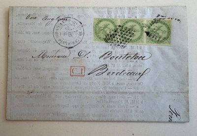 un morceau de papier avec des timbres, accroché au mur