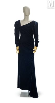 une photo d'un mannequin vêtu d'une robe noire, posé sur un pied de mannequin