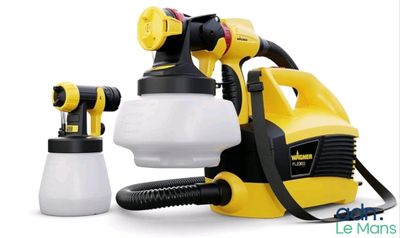 un gros plan sur un pulvérisateur jaune et noir et une lumière blanche