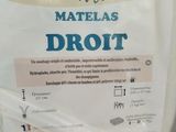 un sac de couches posé sur une table en bois