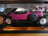 une maquette de voiture rose dans une vitrine