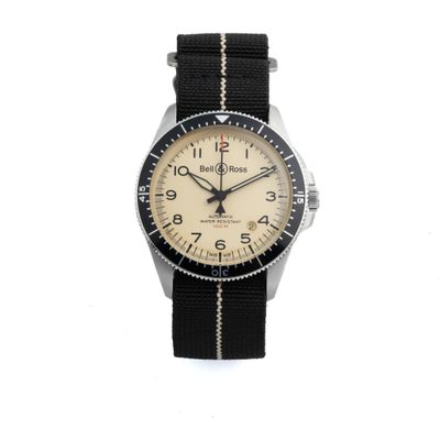 une image représentant une montre en noir et blanc sur fond blanc