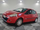 la voiture rouge est garée dans le garage sur le sol en damier
