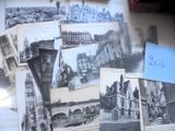 plusieurs vieilles photos en noir et blanc représentant un ensemble de bâtiments posés sur une table