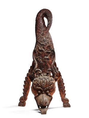une image représentant une sculpture en bois d'un oiseau avec une fleur sur la tête