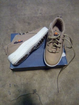 une paire de chaussures posée sur une boîte
