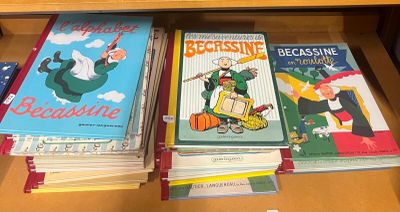de nombreux livres pour enfants sur une étagère dans une bibliothèque