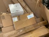 une pile de boîtes posées sur le sol