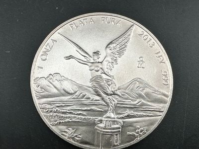 un gros plan d'une pièce d'argent sur laquelle figure un ange