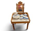 une petite table sur laquelle sont posés un miroir et un service à thé