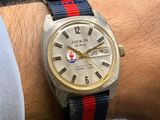 un homme qui porte une montre au poignet