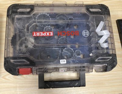 une boîte à outils en plastique contenant une vis et un tournevis