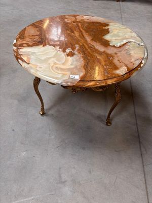 une table avec un plateau en marbre dans une pièce