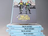 cinq livres empilés sur une table