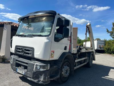 un camion blanc garé sur le parking