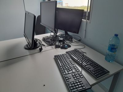 3 écrans PHILLIPS, IIYAMA, LG, 2 clavier, 2 souris