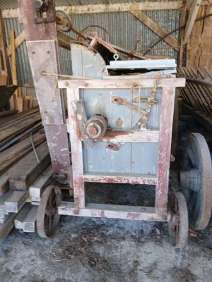 une machine posée au milieu d'un tas de bois