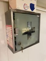 BOITE à PHARMACIE en métal et verre MONZANA.
