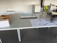 vingt-trois tables en stratifié gris, 180x80 (photo 2)