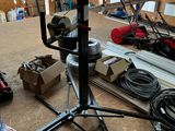 de nombreux outils qui traînent par terre dans le garage