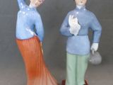 trois figurines représentant des personnes debout sur une table