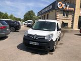 une camionnette blanche garée dans un parking