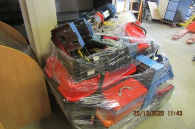 une pile de bagages posée sur une autre pile de bagages
