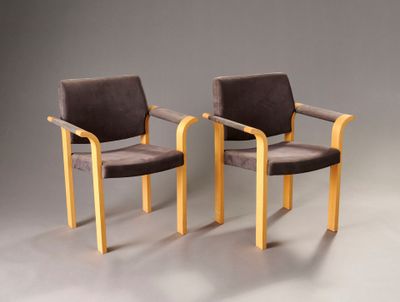 Magnus OLESEN Paire de fauteuils en bois clair à accoudoirs …