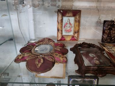 une vitrine en verre sur laquelle sont exposées des photos et des images