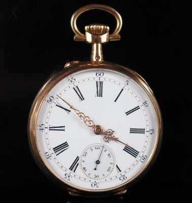 une montre de poche en or avec des chiffres romains