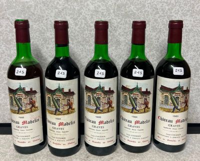 quatre bouteilles de vin sont alignées sur un plan de travail