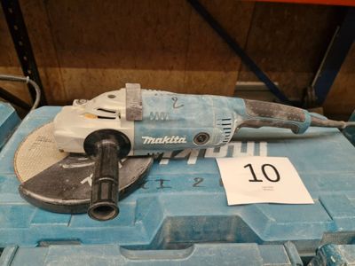 une petite machine posée sur une boîte bleue