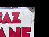 a sign that says gaz lane on the side of a building