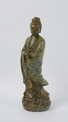 une statue en bronze d'une femme assise sur un rocher
