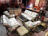 une pièce contenant beaucoup de meubles