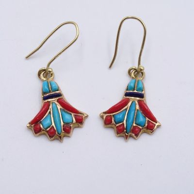 une paire de boucles d'oreilles ornées de fleurs rouges et bleues