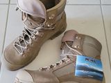 une paire de bottes militaires posée sur un sol carrelé