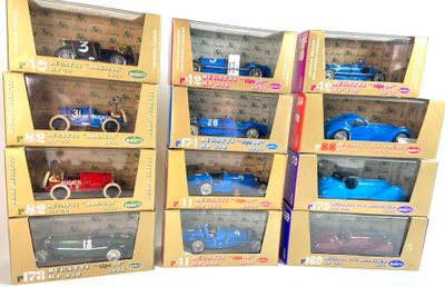 un grand nombre de voitures-jouets qui se trouvent dans les boîtes