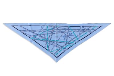 une image représentant un cerf-volant en forme de triangle, orné d'un motif bleu et vert