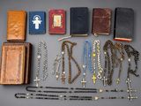 beaucoup de chapelets et d'autres objets religieux sur la table