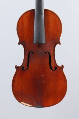 un vieux violon avec un archet sur fond blanc