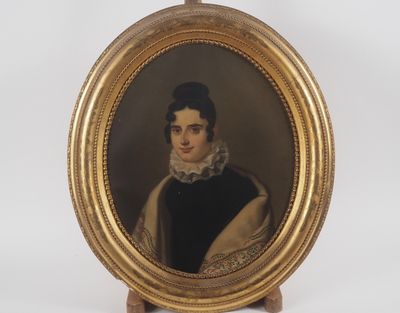 portrait d'une femme en robe noire dans un cadre doré