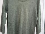 the sweater is green and has long sleeves on it