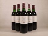 quatre bouteilles de vin sont alignées sur une table