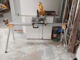 une machine qui coupe une pièce de bois dans un garage