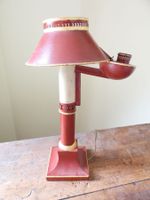 LAMPE A QUINQUET en tôle laquée beige et rouge, l'abat-jour … (photo 3)